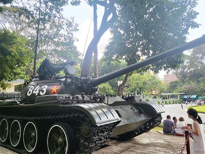 Xe tăng cùng loại, cùng thời với xe tăng số hiệu 843 của Đại đội 4, Tiểu đoàn 1, Lữ đoàn xe tăng 203, Quân đoàn 2, dẫn đầu đội hình húc đổ cổng Dinh Độc Lập ngày 30-4-1975