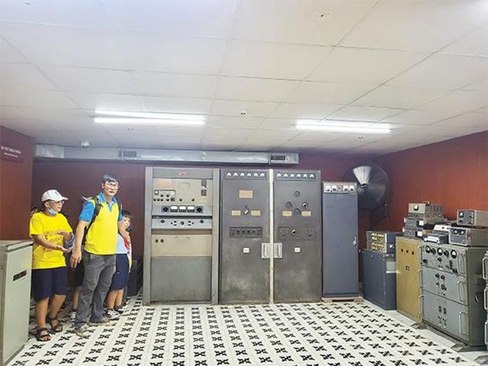 Các em học sinh tham quan một căn phòng trong hầm, được liên kết với nhau bằng lối nhỏ đúc bê tông, tường bọc thép 5mm. Trong trường hợp khẩn cấp, Tổng thống xuống đây bằng thang bộ nối từ phòng làm việc ở tầng 2