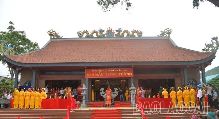 Chủ tế dâng hương.