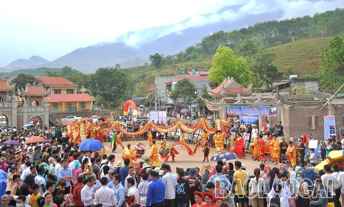 Màn múa lân, sư, rồng thu hút người dân và du khách.