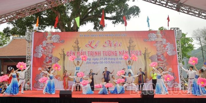Văn nghệ tại lễ hội.