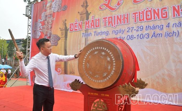 Đồng chí Nguyễn Quang Bình, Chủ tịch UBND huyện Bát Xát đánh trống khai hội.
