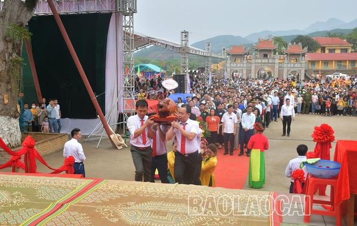 Dâng lễ.