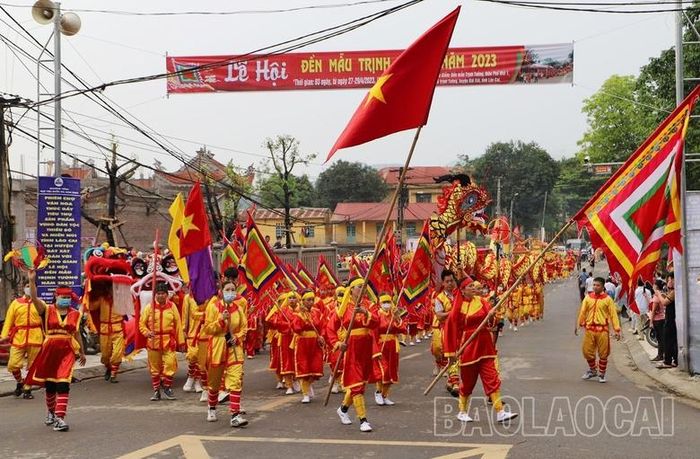 Rước kiệu.