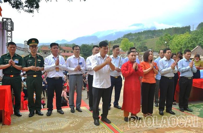 Các đại biểu dâng hương cầu bình an.