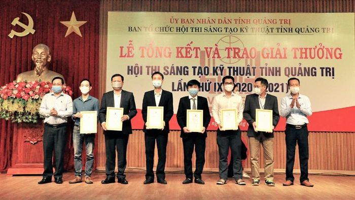 Sáng kiến của anh Thủy (thứ 3, bên phải) và cộng sự được UBND tỉnh đánh giá cao - Ảnh: NVCC
