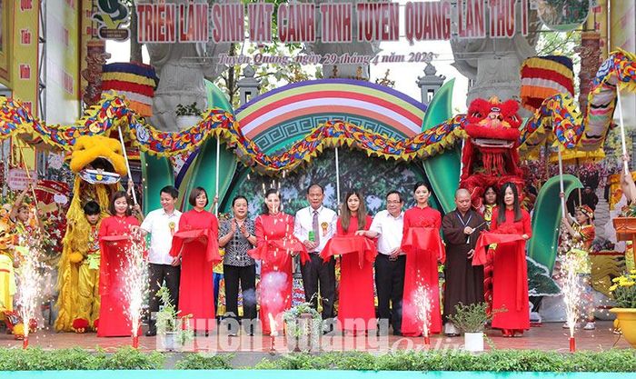 Các đại biểu cắt băng khai mạc triển lãm.