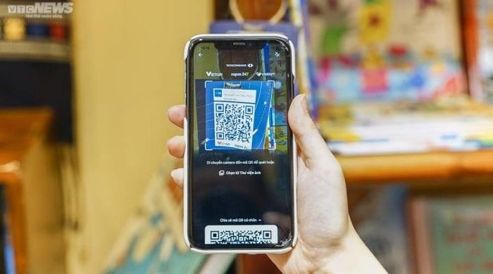Sau khi lựa chọn cuốn sách ưng ý, khách hàng sẽ viết lại tên sách muốn mua vào tờ note được chuẩn bị sẵn và thanh toán chúng qua hình thức chuyển khoản, quét mã QR thông minh.