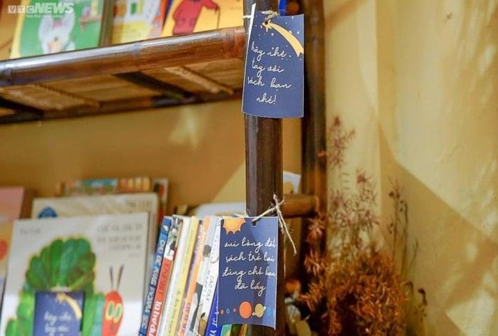 “Hãy nhẹ tay với sách bạn nhé" hay “Vui lòng đặt sách trở lại đúng chỗ bạn đã lấy" là những lời nhắc được treo lên các kệ giúp khách hàng ý thức giữ gìn sách hơn.