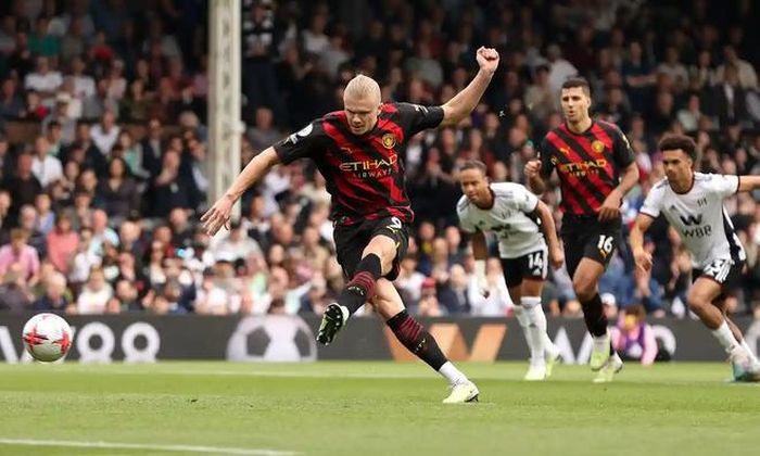 Haaland sút pen thành công đưa Man City vươn lên từ rất sớm