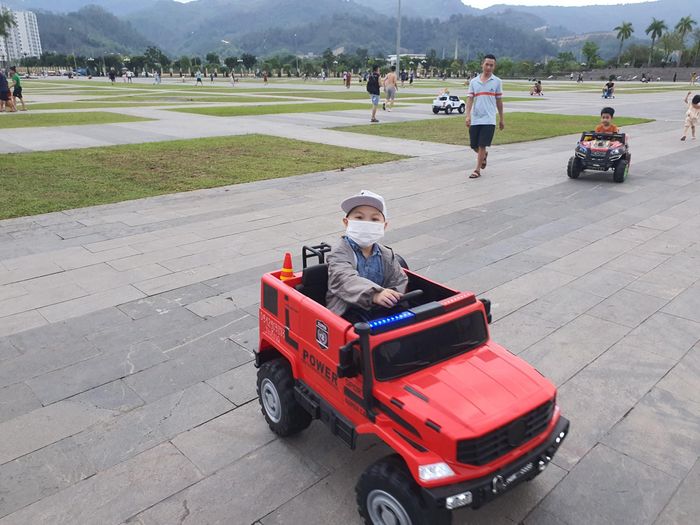 Nhiều trẻ nhỏ phấn khích khi được ngồi trên những chiếc xe ô tô điện mini dạo quanh Quảng trường Hòa Bình.