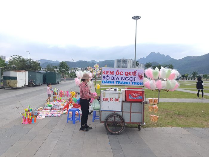Được biết, Quảng trường Hòa Bình (Khu đa chức năng Quỳnh Lâm) của TP Hòa Bình, tỉnh Hòa Bình được xây dựng nhân kỷ niệm 130 năm thành lập tỉnh, 25 năm tái lập tỉnh Hòa Bình. Đây là khu phức hợp các công trình về chính trị, kiến trúc, văn hóa, tạo điểm nhấn cảnh quan đô thị của TP Hòa Bình kết hợp tính hiện đại nhưng vẫn khắc họa đậm nét bản sắc văn hóa dân tộc, trong đó có không gian văn hóa chiêng Mường.