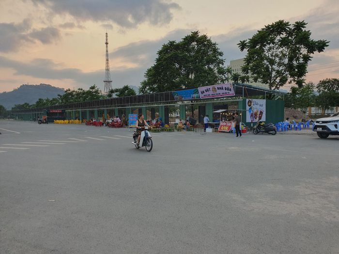 Một dãy ki ốt mới được xây dựng để phục vụ du khách nghỉ ngơi, uống nước tại Quảng trường Hòa Bình.
