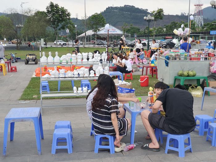 Các cháu thiếu nhi đến Quảng trường Hòa Bình vừa để vui chơi, vừa để tập tô tượng vô cùng hào hứng.