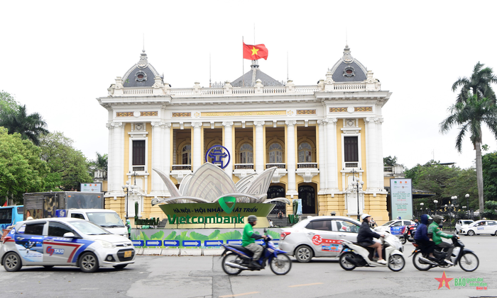 Cờ đỏ sao vàng tung bay tại Nhà hát Lớn Hà Nội.