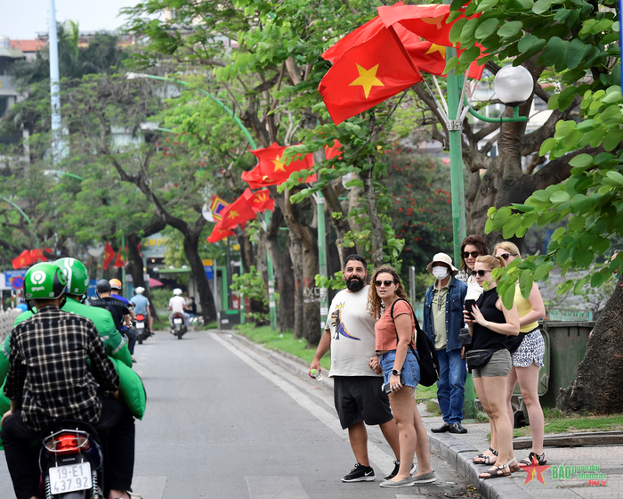 Khung cảnh dọc hai bên đường Thanh Niên.