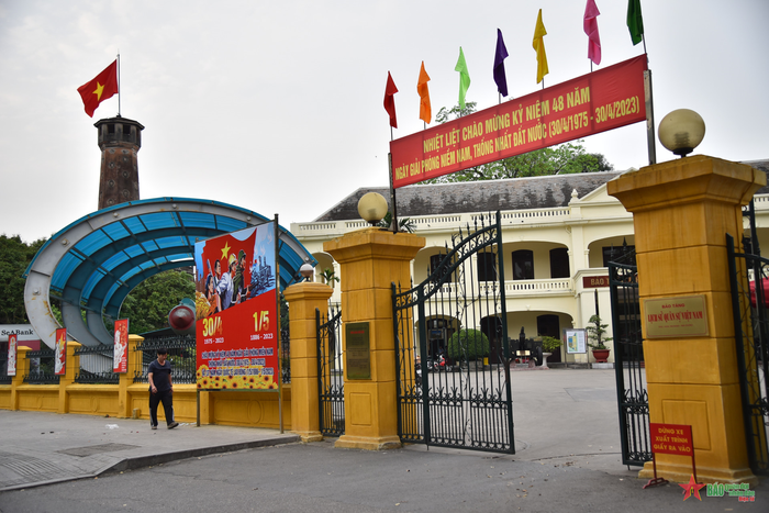 Tranh cổ động, pano được trang trí bên ngoài Bảo tàng Lịch sử Quân sự Việt Nam.