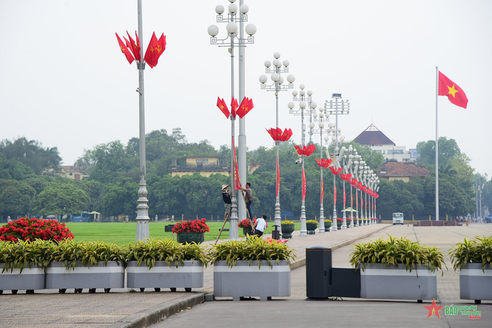 Khu vực Quảng trường Ba Đình phấp phới cờ hoa.
