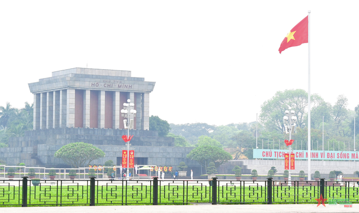 Khung cảnh trước Lăng Chủ tịch Hồ Chí Minh.