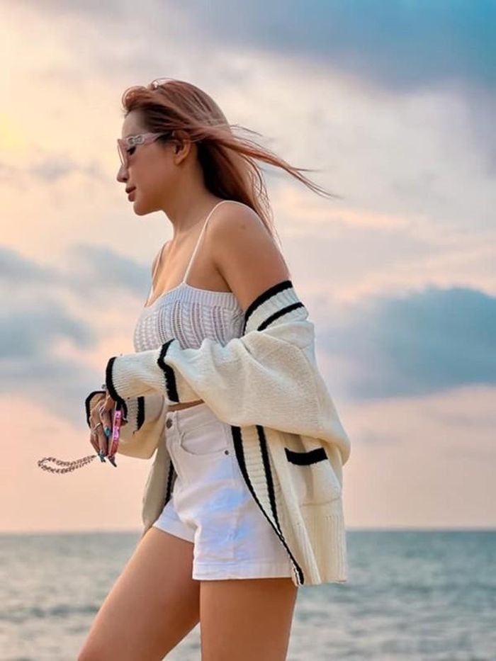 Khả Như vừa gợi cảm vừa năng động.