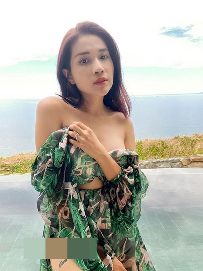Ngoài bikini, Khả Như lựa chọn các mẫu váy áo khác phù hợp cho những chuyến đi biển.