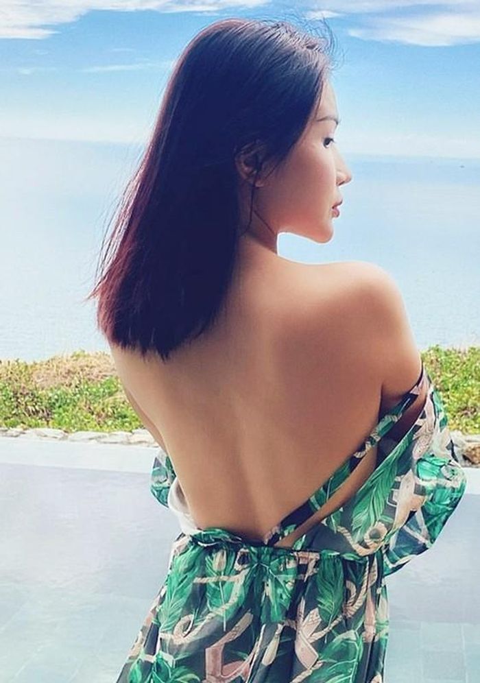 Người đẹp sinh năm 1987 có tấm lưng trần nõn nà.