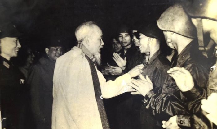 Ảnh chụp Bác Hồ vào mùng Một Tết năm 1969 đến gặp một đơn vị phòng không - không quân. (Ảnh: NVCC)