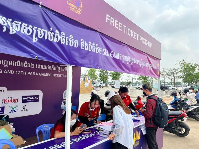 Nhân viên quầy vé tại Morodok Techo cho biết đang phân phối vé cho người Campuchia ở nước ngoài. (ảnh Tiểu Phùng)