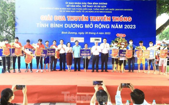 Lãnh đạo tỉnh Bình Dương tặng hoa chúc mừng các đội tham gia giải