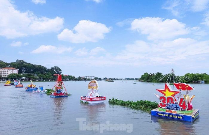 Trong ngày 30/4 có các hoạt động: Hội thi thiết kế hoa đăng, thả hoa đăng, diễu hành xe loa tuyên truyền lưu động, biểu diễn đờn ca tài tử, trình diễn guốc mộc truyền thống kết hợp trang phục áo dài, áo bà ba cùng với giải đua thuyền truyền thống tỉnh Bình Dương do Sở Văn hóa, Thể thao và Du lịch tỉnh Bình Dương tổ chức…Ngoài ra, các hoạt động như: Ẩm thực đường phố, trưng bày và thi công làm guốc mộc, triển lãm tranh, ảnh về lịch sử đấu tranh của dân tộc qua hai cuộc kháng chiến chống Pháp và Mỹ cũng được tổ chức trong dịp này.