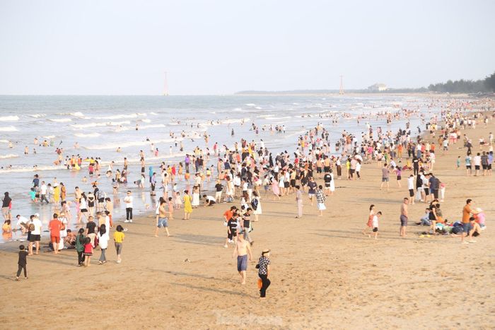 Bãi biển trải dài hơn 3 km đông kín người tắm biển.