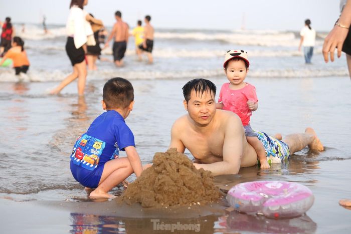 Dịp nghỉ lễ kéo dài 5 ngày, anh Trần Văn Tình (SN 1980, trú tỉnh Hưng Yên) quyết định đưa cả gia đình vào Cửa Lò nghỉ dưỡng. “Đây là lần thứ 4 tôi cùng gia đình về Cửa Lò. Ở đây nước biển trong xanh, sóng êm, hải sản ngon tuyệt vời. Tôi đặt khách sạn từ tháng trước nên được giảm giá phòng", anh Tình nói. 