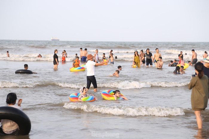 Nhiều gia đình đến biển Cửa Lò để nghỉ ngơi, vui chơi và thư giãn trong không gian mát lành.