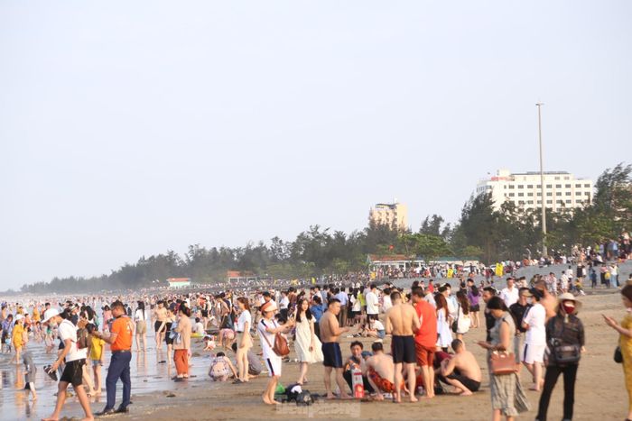 Lãnh đạo thị xã Cửa Lò cho biết, những khách sạn nằm dọc tuyến đường Bình Minh đều kín phòng.