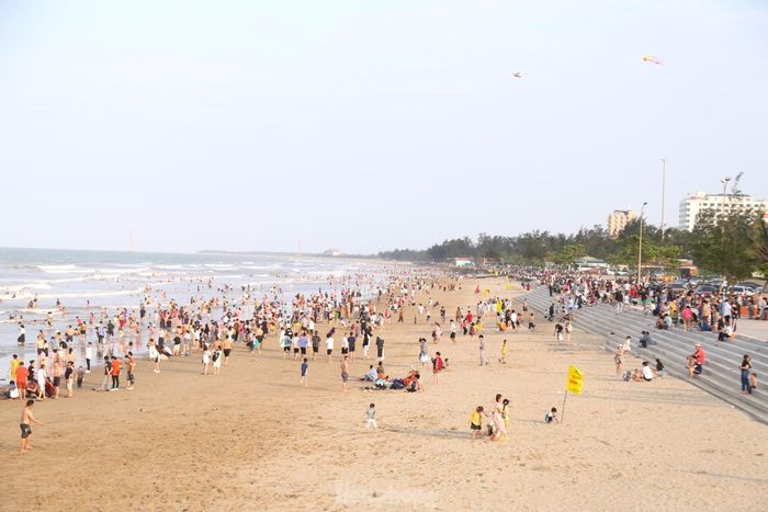 Biển Cửa Lò đông nghịt chiều 30/4