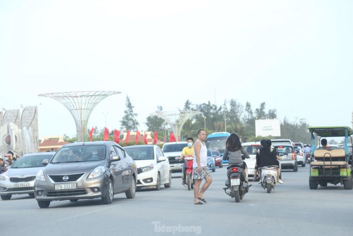Đến 18 giờ, du khách vẫn tiếp tục đổ về Cửa Lò khiến tuyến đường Bình Minh trở nên đông đúc.