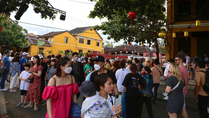 Càng về tối, lượng khách đổ về ngày một đông.
