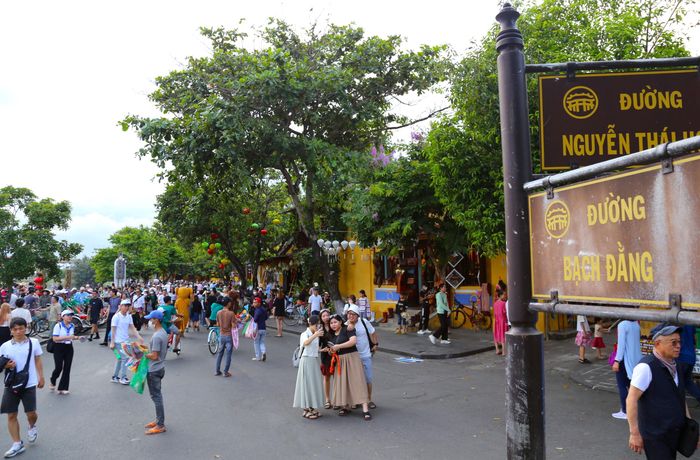 Các tuyến đường dọc phố cổ như Bạch Đằng, Nguyễn Thái Học, Lê Lợi… đông du khách tham quan.