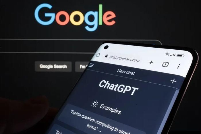 Ngày càng nhiều người muốn học cách sử dụng ChatGPT để có cơ hội phát triển sự nghiệp. (Ảnh: Benzinga)