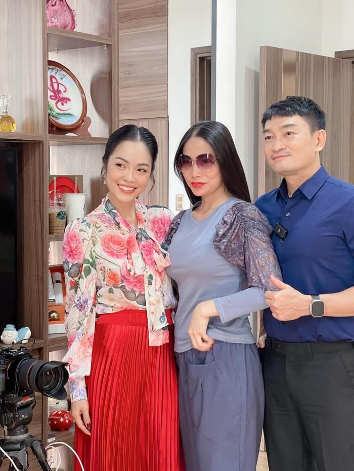 Dương Cẩm Lynh được không ít đồng nghiệp giúp đỡ để có thể sớm quay trở lại với sự nghiệp hoạt động nghệ thuật