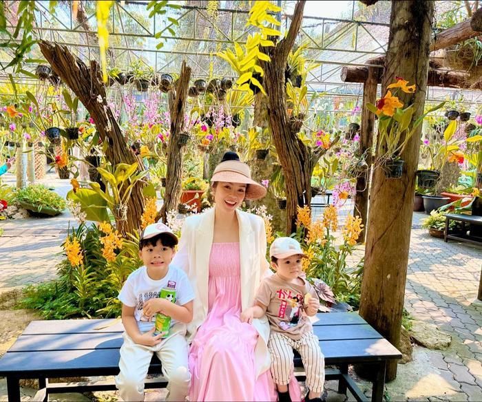 Mỗi khi có thời gian rảnh, Dương Cẩm Lynh đều tập trung chăm sóc và đưa các con đi chơi, khám phá những điều mới