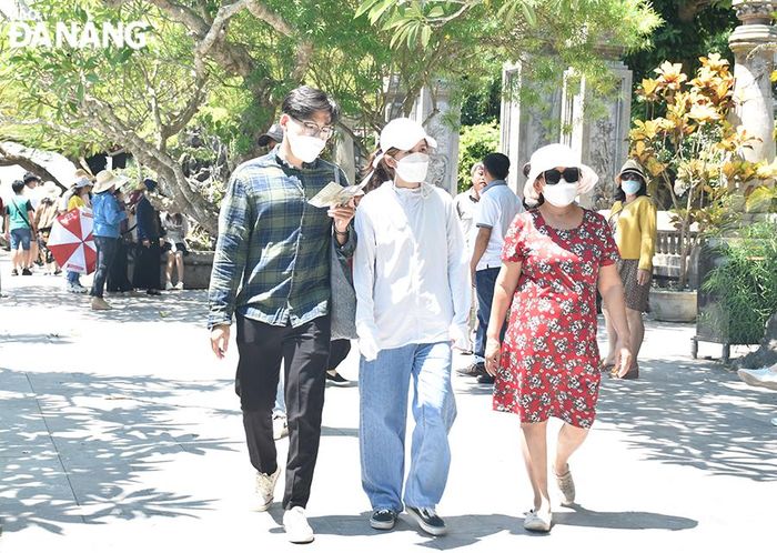 Du khách tham quan Di tích danh thắng quốc gia đặc biệt Ngũ Hành Sơn.