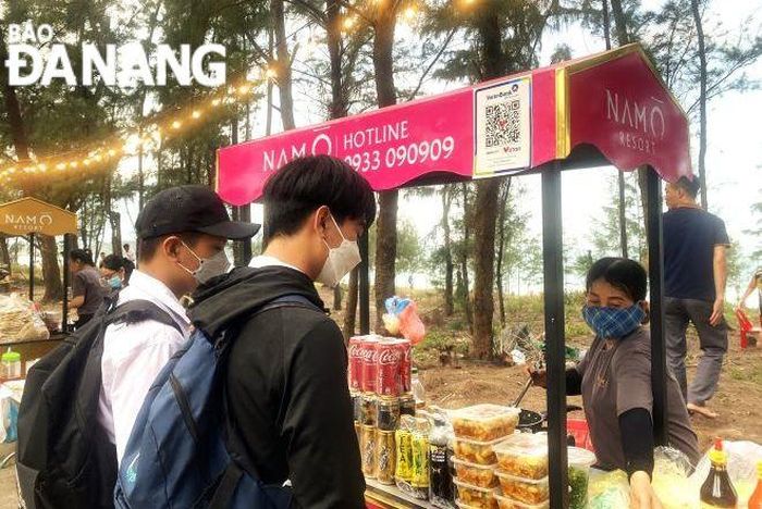 Phố ăn vặt Nam Ô thu hút nhiều các bạn học sinh, sinh viên đến thưởng thức ẩm thực. Ảnh: N.QUANG