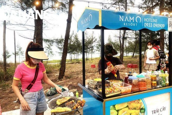 Quầy bán bánh tráng nướng, thịt xiên nướng hấp dẫn du khách. Ảnh: X.HẬU