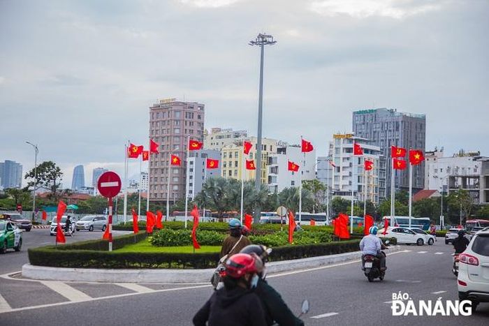 Cờ đỏ tung bay trên các tuyến đường. 