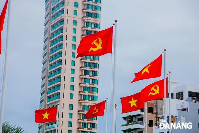 Cờ đỏ sao vàng tung bay trong ngày 30-4.