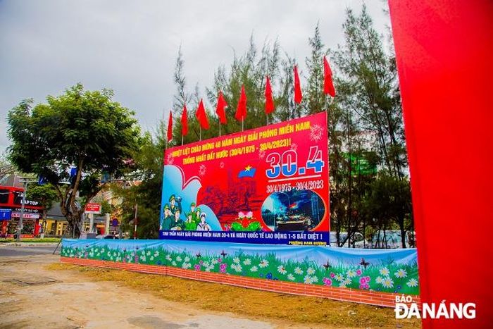 Khẩu hiệu chào mừng kỷ niệm 48 năm ngày Giải phóng miền Nam, thống nhất đất nước (30-4-1975 - 30-4-2023) được trang trí rất đẹp. 