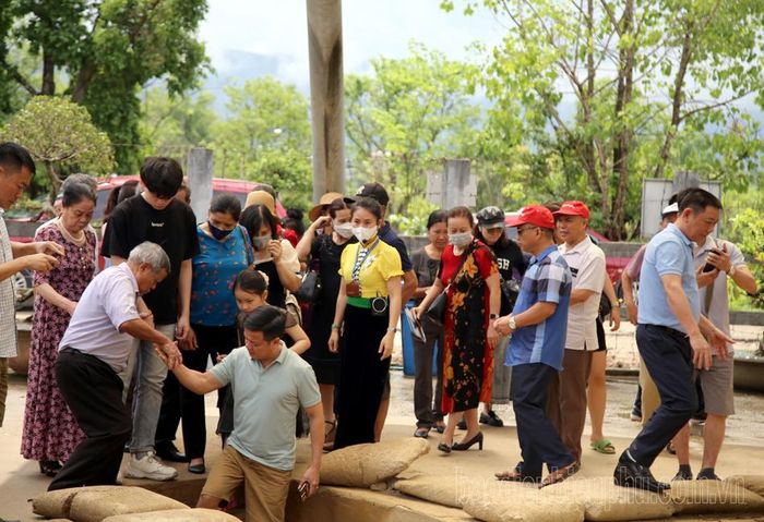 Hầm Đờ Cát cũng thu hút nhiều lượt khách du lịch.
