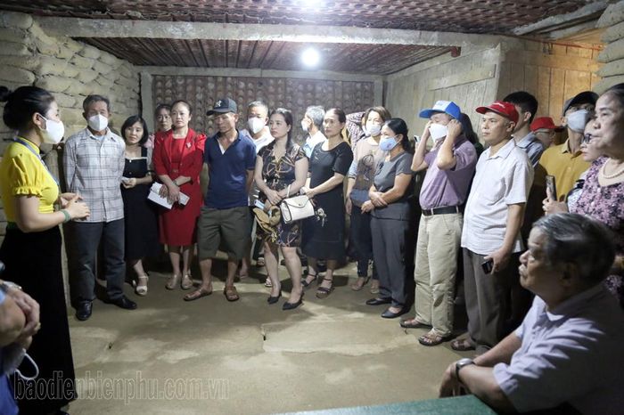 Nghe thuyết trình của hướng dẫn viên về sự khốc liệt của chiến tranh.