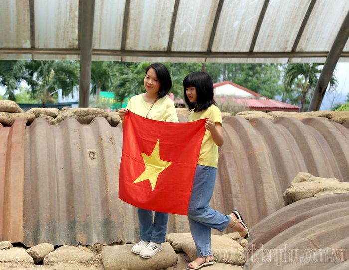Tham quan các di tích lịch sử Điện Biên là dịp giáo dục thế hệ trẻ về sự biết ơn, thấu hiểu hơn những hi sinh, mất mát của thế hệ cha ông trong cuộc chiến bảo vệ đất nước.